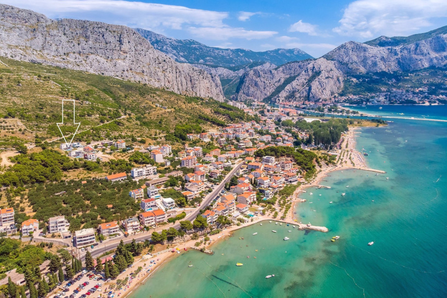 Marked position of the Villa Andoris in small place Duće, next to town Omiš.