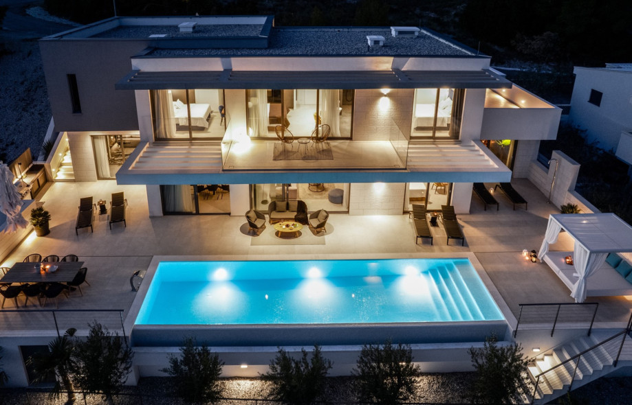 Stylish 4-bedroom villa with en-suite bathrooms, high-end property, spectacular sea views, and sandy beach (650m).