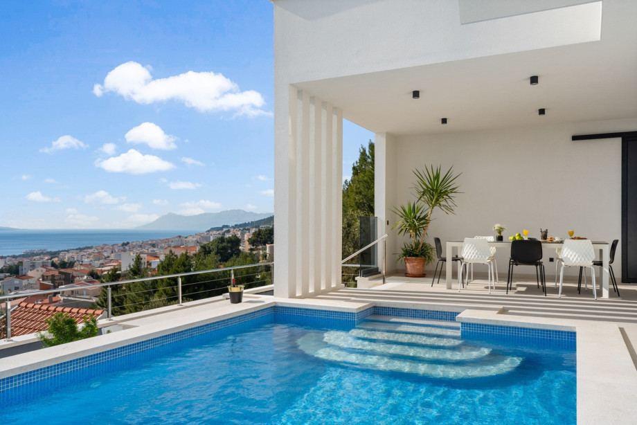 This is a modern place to stay in with a quiet environment but still close to all