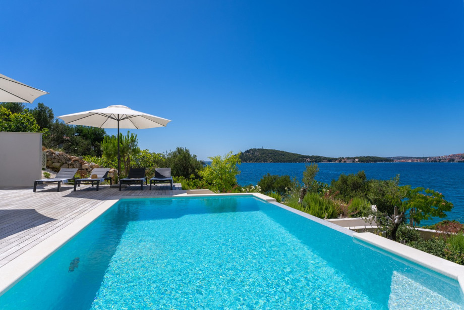 Perfectly designed villa located on the coast of Ražanj bay