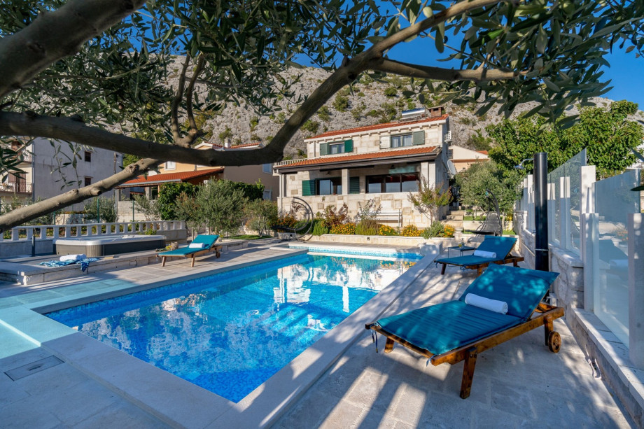 Enjoy your privacy at pool and this lovely environment