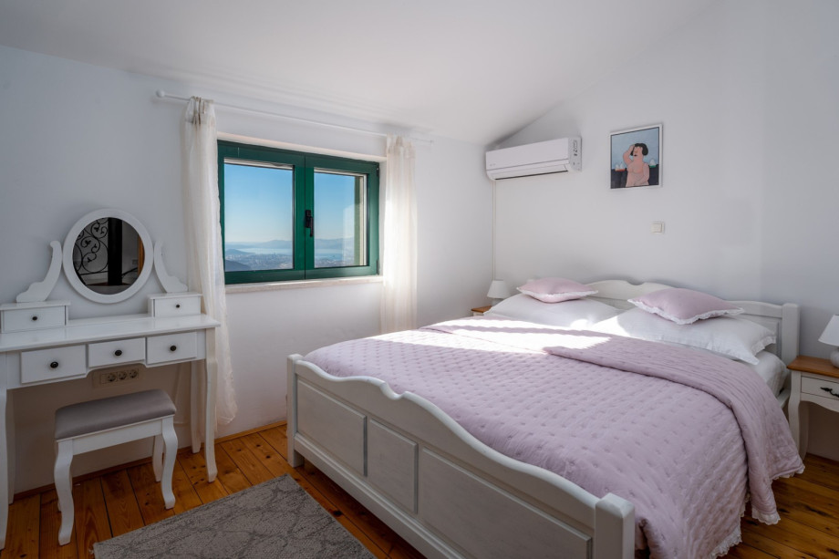 Bedroom No1 with double bed, air-conditioned