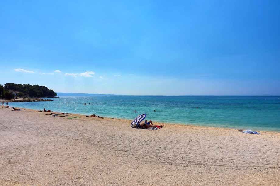 Pebble beach in Strožanac - Podstrana, about 15km from villa Runje