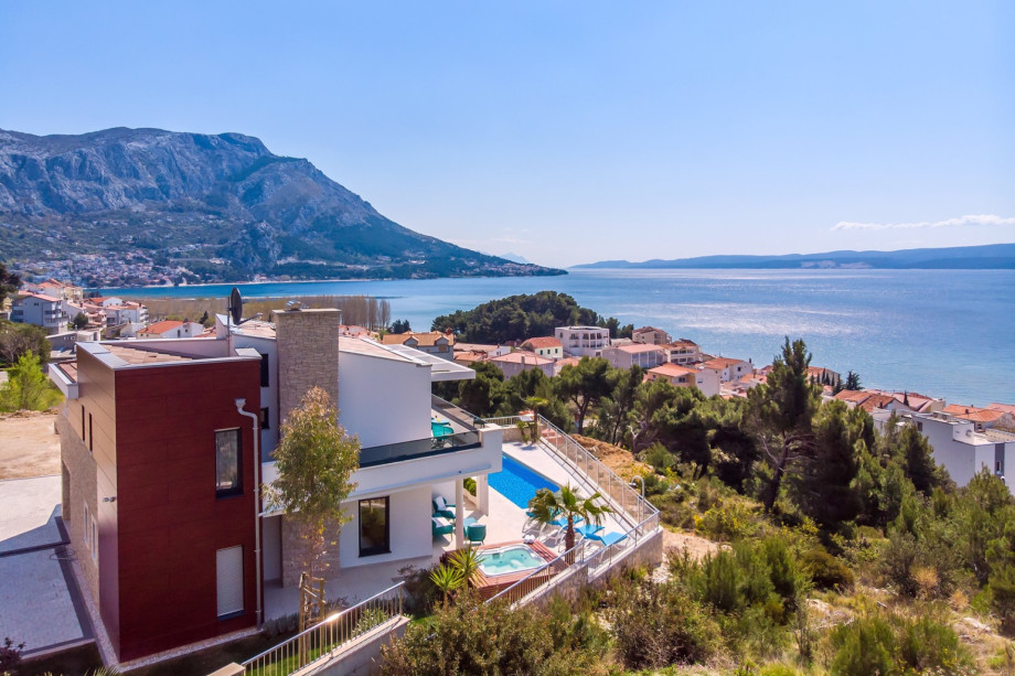 The outdoor area offers amazing and panoramic views of the sea and island Brač
