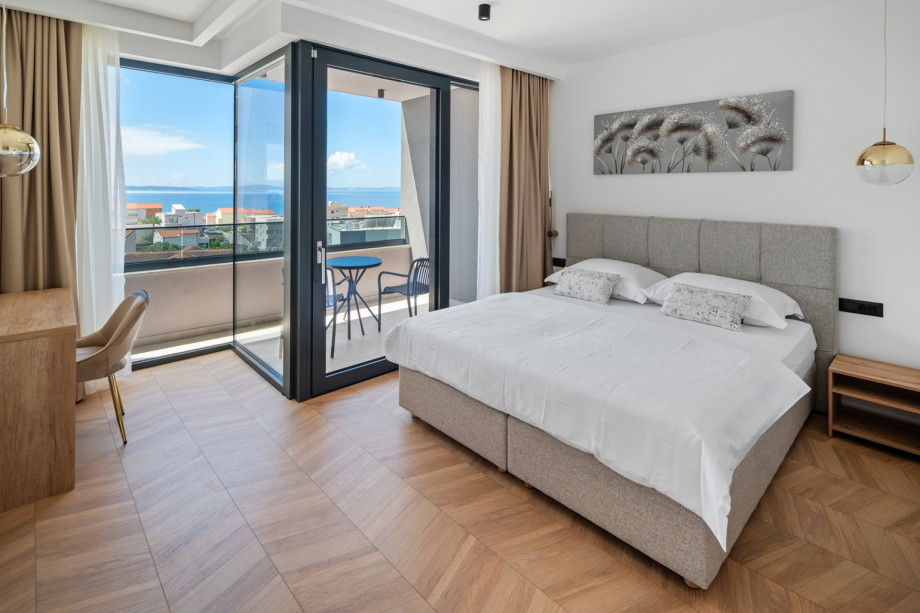 Bedroom 2: 23 m2, King (180x200 cm), en-suite with shower,   balcony with sea view