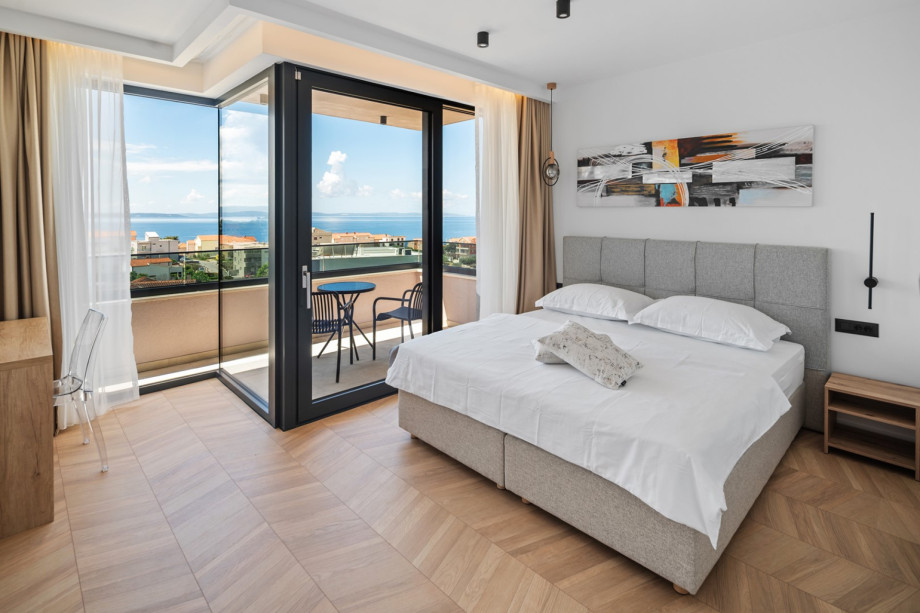 Bedroom 3: 23 m2, King (180x200 cm), en-suite with shower, balcony with sea view