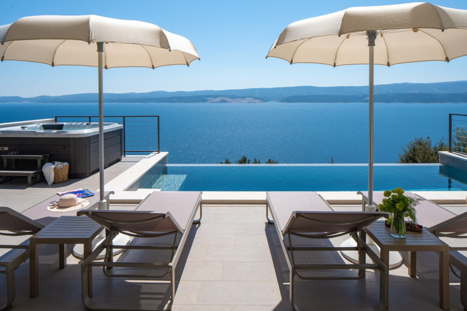 Enjoy al fresco dining at the outdoor dining area, equipped with a barbecue (wood/charcoal)