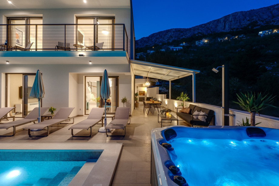This is a modern place to stay in with a quiet environment but still close to all
