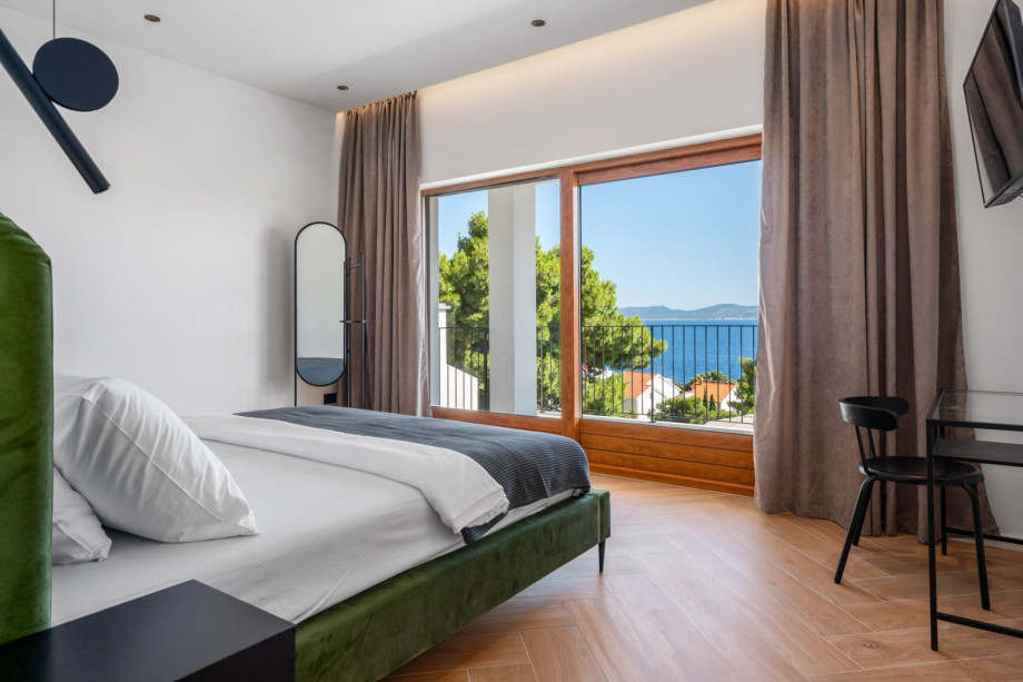 Bedroom No1 (36 sqm) offers a king-size bed 180cm x 200cm, a TV, a fitted wardrobe,