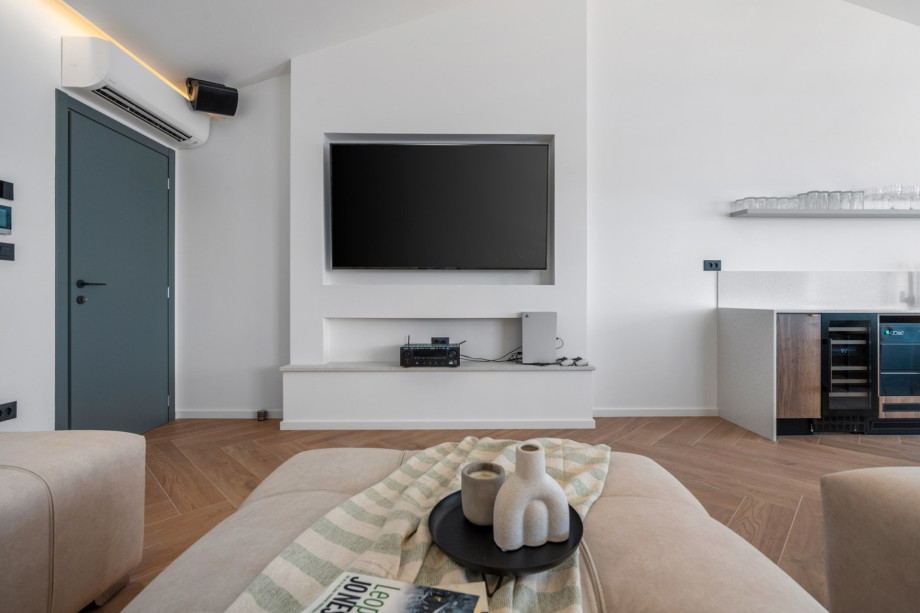 Media room (40sqm) with a huge sofa that can convert into a sofa bed for two, a flat screen TV,