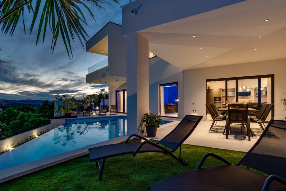Come to villa Top Hill and spoil yourself during a well-deserved vacation at this amazing location