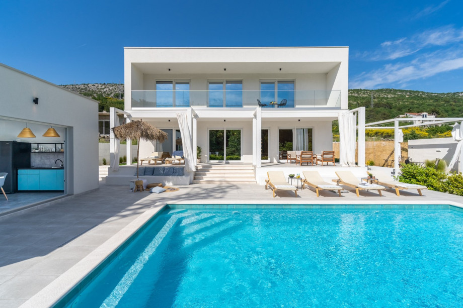 A private swimming pool 8m x 4m, a sun deck area with 6 deck chairs, outdoor shower, lounge corner in front of the living room
